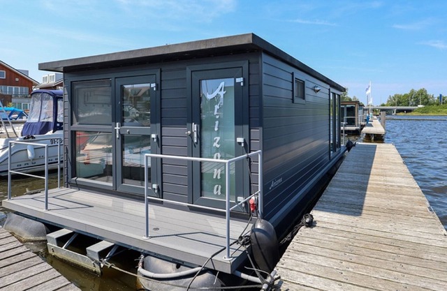 Houseboat with air conditioning and lake view