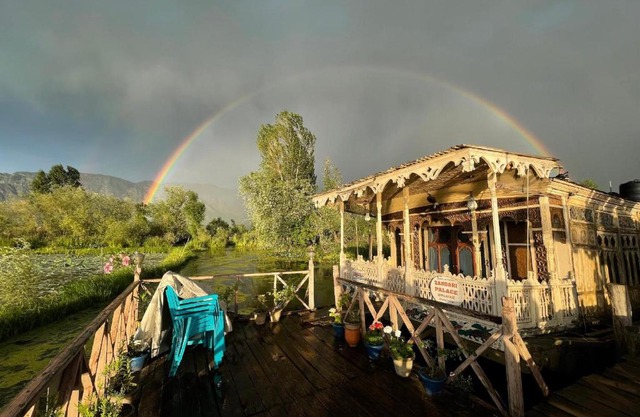 Houseboat Zaindari Palace