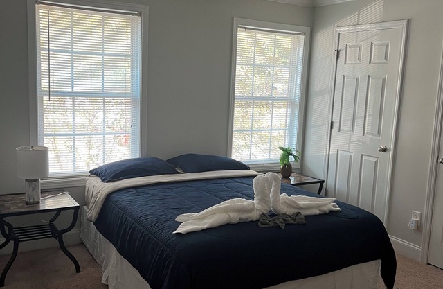 HUGE 5-bedroom house in fabulous Jonesboro 12 miles from airport/ATL