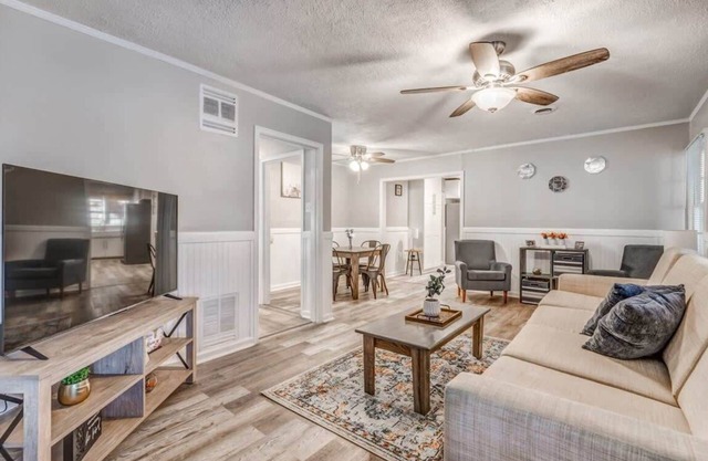 Huge Yard! Minutes to Downtown- Quarters on Quince