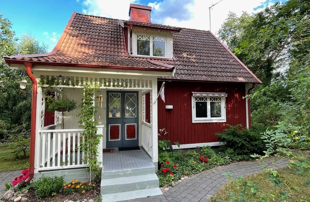 Hus Rose - Red vacation home in Påryd near Kalmar with fireplace, garden & fiber optics