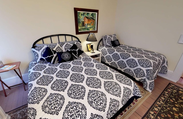 Hyde House Rose Garden Bed & Breakfast Hocking Hills Ohio between Logan & Athens