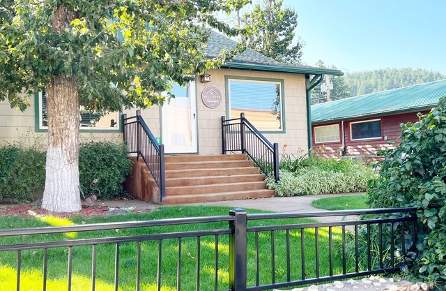 Ideal downtown location with a hot tub! It's perfect for families + friends - min away from sites!