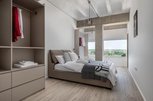 Ideal for Corporate and Business stays with Free Parking Above MK Train Station