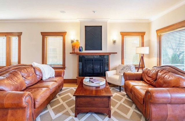 Ideal location - Downtown: 5 mins. Well-appointed with everything + Chef's Kitchen