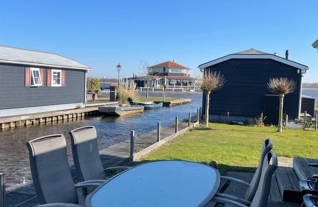 In one of the most beautiful spots in the village of Giethoorn, on the "Bovenwijde" and situated on spacious waterfront plots, the chalets offer comfort for all seasons.