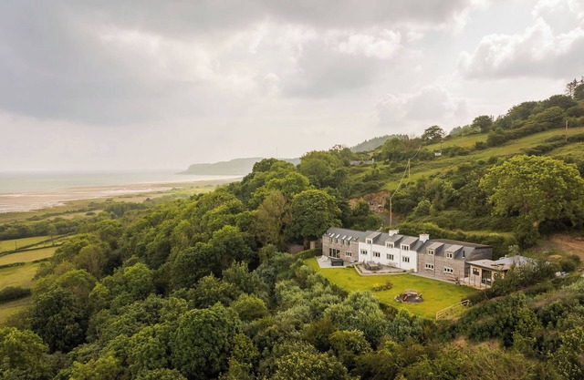 Incredible stay overlooking Red Wharf By sleeping up to 18 guests with hot tub & garden lounge area