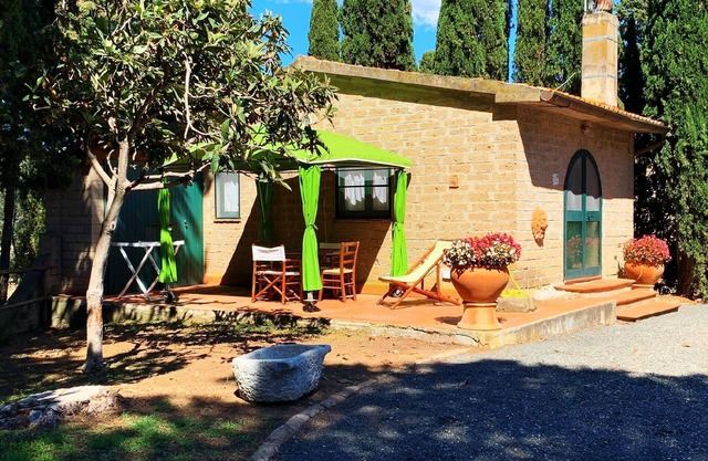 Independent room in the garden near the sea