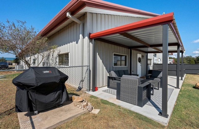 Industrial-Chic Cottage Retreat with Outdoor Space Near Kyle Field & Easterwood Airport in Dr. College Station, Texas