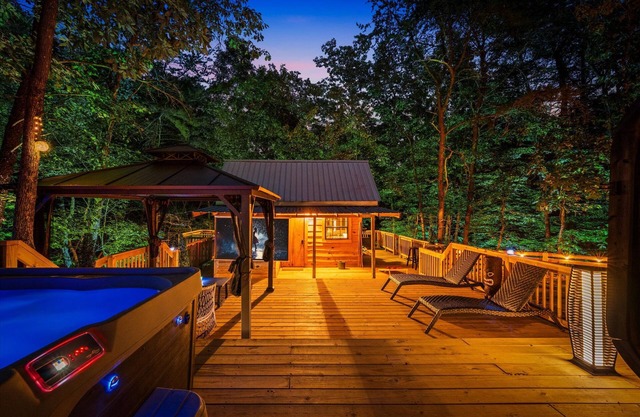 Intimate Cabin Escape: Hot Tub, Sauna, Firepit, Grill & Projector