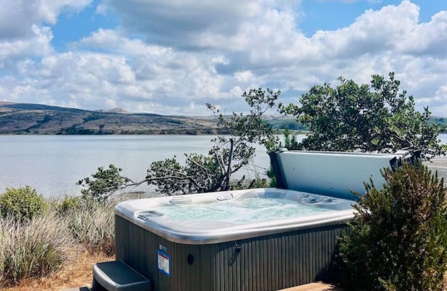 Inverness Beach House - Hot Tub on Tomales Bay
