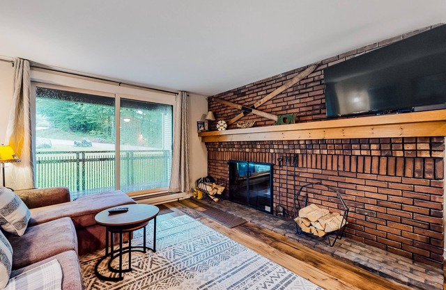 Inviting condo with skiing, pool, hot tub, tennis, fireplace & W/D