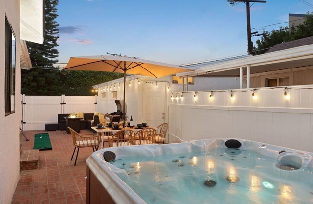 Jacuzzi|PacMan|PS4|Darts|Fireplace| Parking| Grill