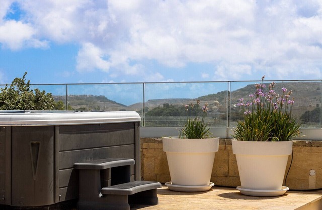 Jacuzzi Penthouse + Pet-Friendly