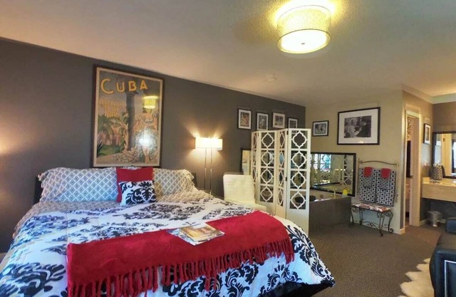 Jacuzzi Suite 204 at Tradewinds