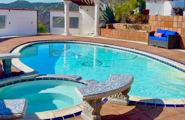 Jamul's Jewel: 9 ACRES,Hilltop,Heated Salt Pool,Spa,City & Mtn. Views,B-Ball Court,Grill,Horseshoes
