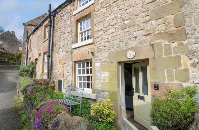 JASMINE COTTAGE, family friendly, with open fire in Winster