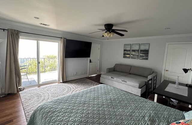 Jetted Tub View Suite: Comfort & Scenic Serenity