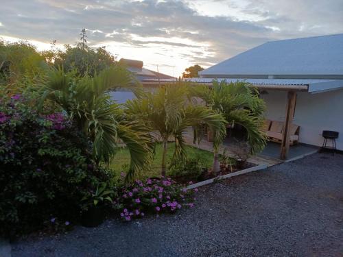 Jolie maison T3 à St Pierre, 2 chambres avec sdb, grande varangue, jardin