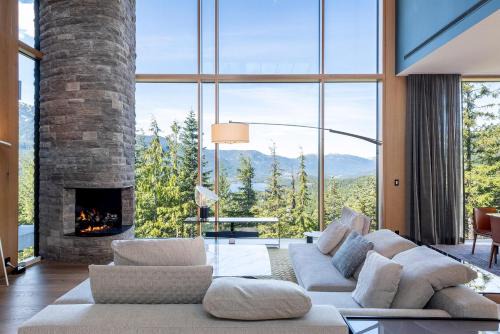 Kadenwood Serenity Estate | Exquisite Luxury Chalet w/Breathtaking Views, Hot Tub & Private Gondola