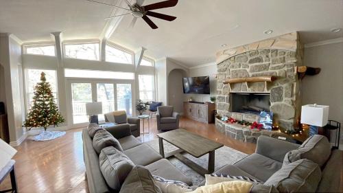 Kahokee Trail Lodge-Pedal Boat, and Nearby Restos