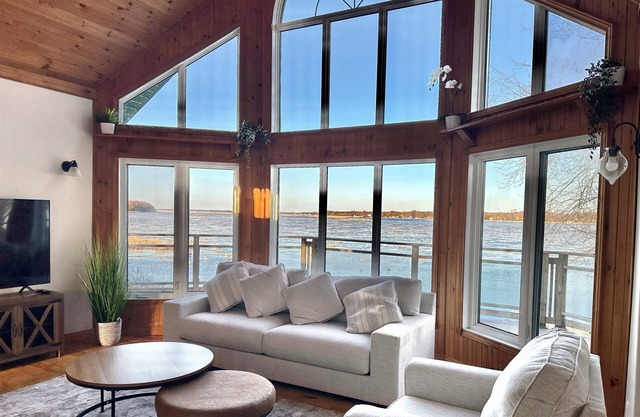 Kawartha Lakes Waterfront Chalet