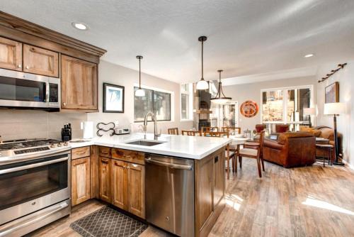 KBM Resorts Red Pine Free Door-to-Ski shuttle Near Cabriolet at Canyons and VillageCommon hot tub Pool summer Tennis Gas Fireplace RPT-14t