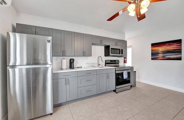 King 1BD w/ Pool, Grill, Near Beach & Downtown