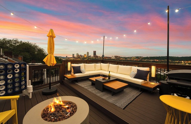 King Bed Garage Rooftop Views Sleeps 14 Game room walk to Carson St