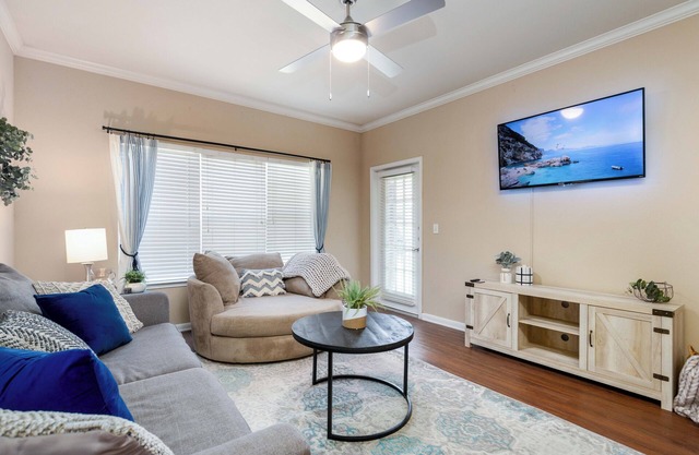 King Bed, Pool, Hot Tub & Gym – Minutes from Dining, Shopping & Entertainment!