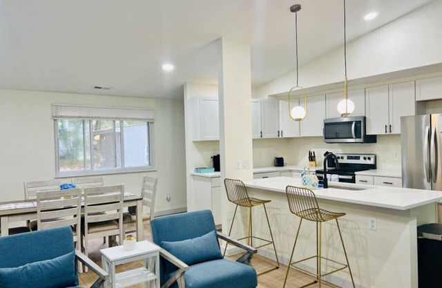 King Bed Retreat | Cozy Getaway