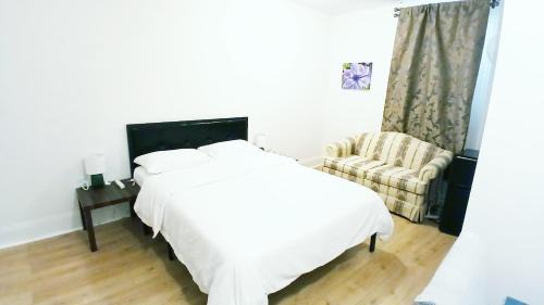 King-bed room with private bath -FREE WIFI-Self check in- New London-Mystic