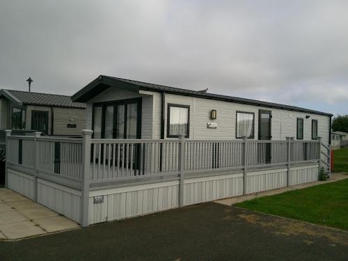 Kings Ashington 6 Berth Central Heated Enclosed Veranda