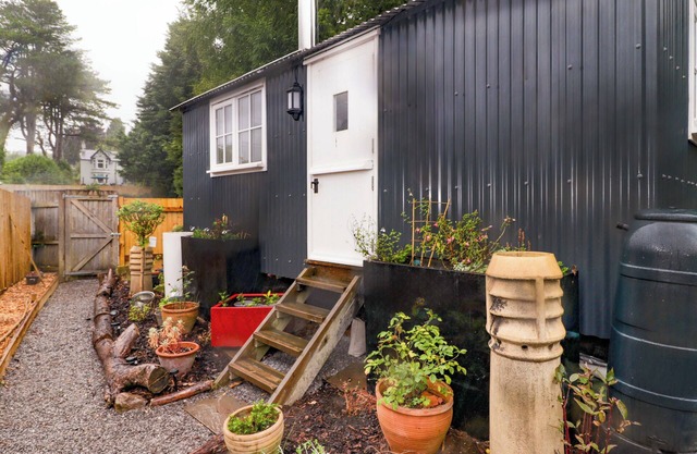 KINGS CWTCH SHEPHERD'S HUT, pet friendly, with open fire in Pentyrch