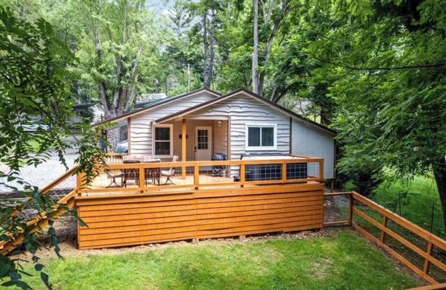Knotty Pine Cottage-Cozy, Hot Tub, Pet Friendly!