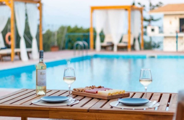 Koroni Xenios Zeus, Holiday Sunny Getaway