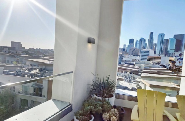 LA Escape: Stylish 2BR King Suite in Vibrant Little Tokyo
