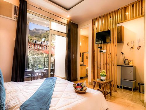 LA Riqueza Pride Inn # Close to Lakshman Jhula & Ganga Ghat # Rooftop Swimming Pool with Mountain View # Free Parking