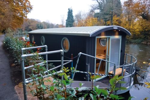 Lady Florence, Cosy Unique River Boat with Castle Views