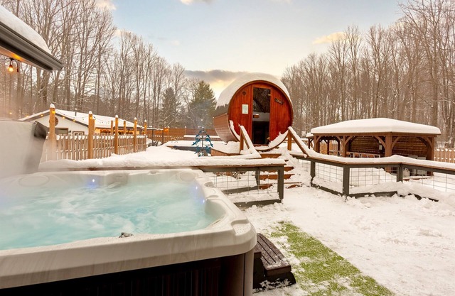 Lake Ann Lodge – Pool, Hot Tub, Sauna & Game Rooms