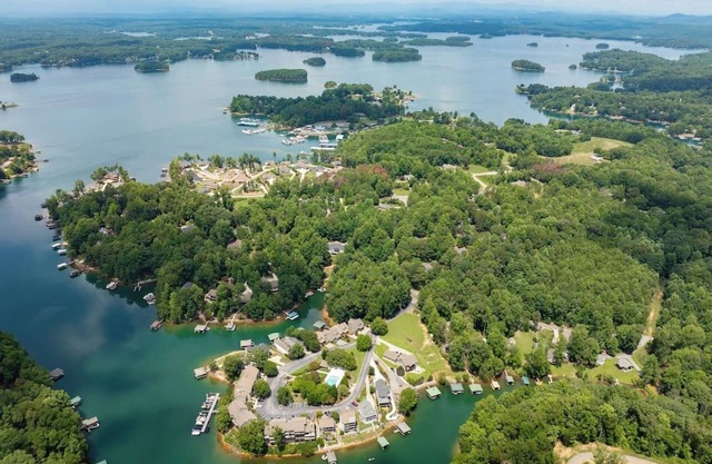 Lake Front Cottage on Keowee