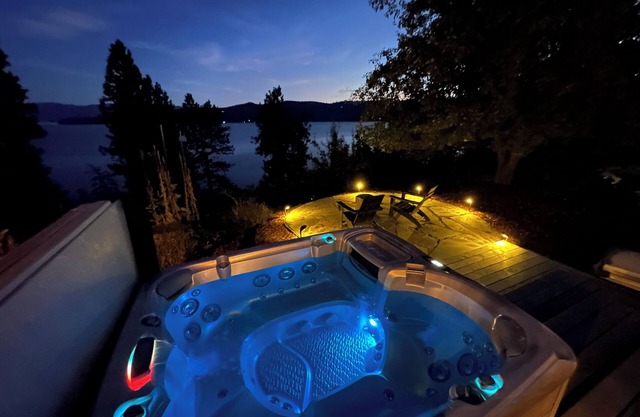 Lake Getaway in Sandpoint with Hot Tub