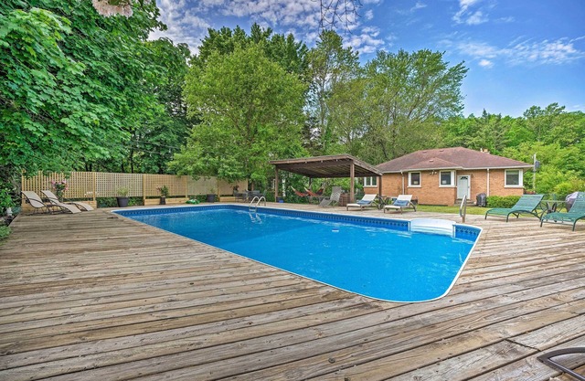 Lake Michigan Hideaway: Pool, Steps to Beach!