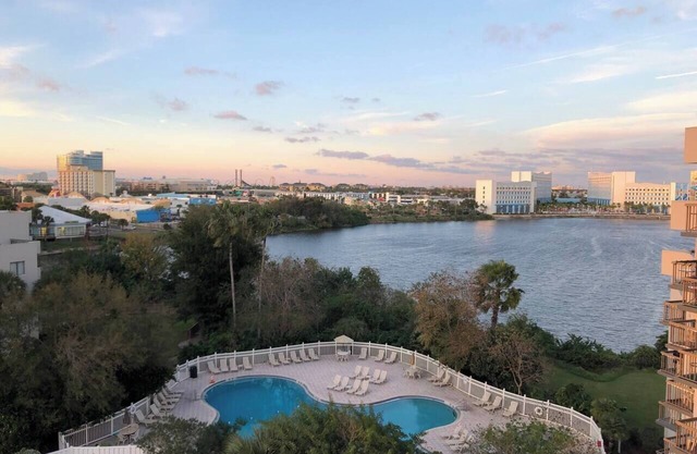 Lake & Pool View 1 Mile From Universal