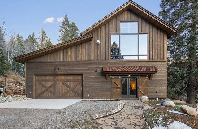 Lake Side, Cozy Retreat, Fireplace!