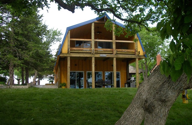Lake View Barn Home on Lake Wabaunsee-Peaceful Flint Hills Getaway for Families