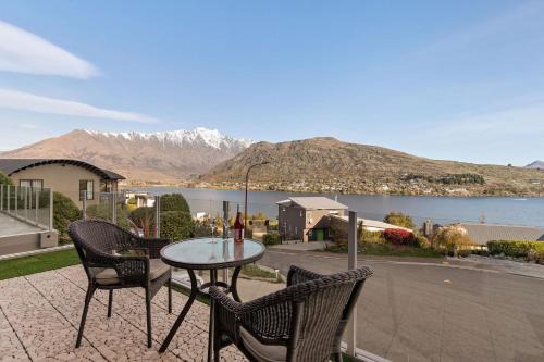 Lake Views on De La Mare Place, 3 BDR, Free Wi-Fi & Parking