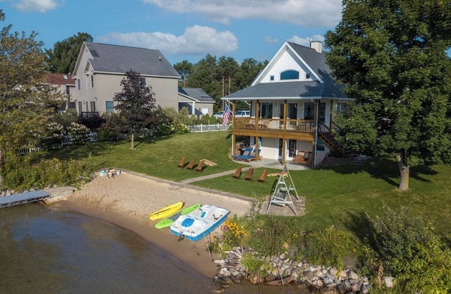 Lakefront | 2 Saunas, Firepit, Kayaks, Dock & Boat