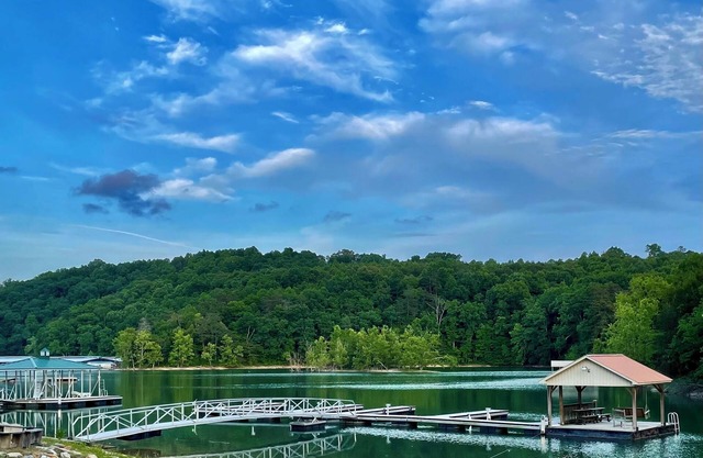 Lakefront Cabin : Boat Slip : Dock : Kayaks : Families : Internet
