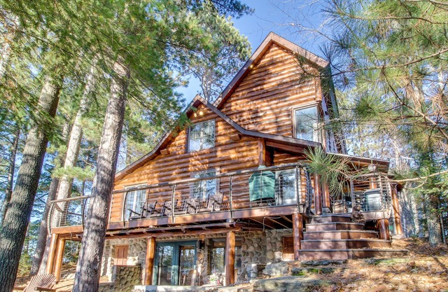Lakefront cabin with WiFi, W/D, fireplace, furnished deck, firepit, & dock